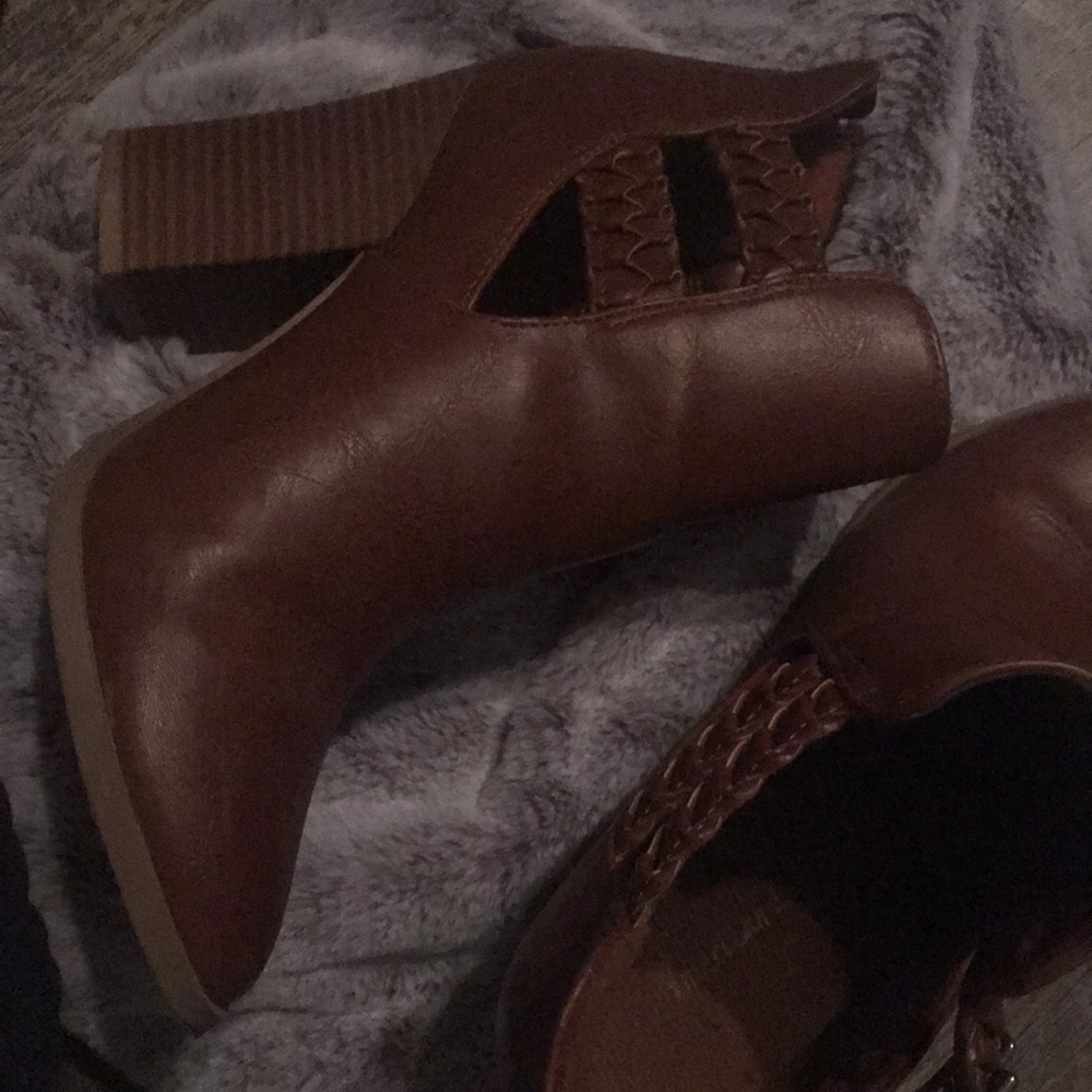 N E W COGNAC CUTOUT BOOTS